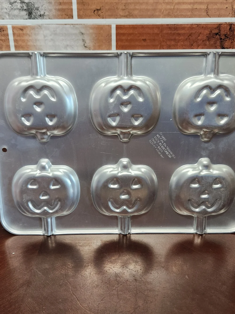 Wilton Silver Pumpkin Jack-O'-Lantern Baking Mold - 6-Cavity